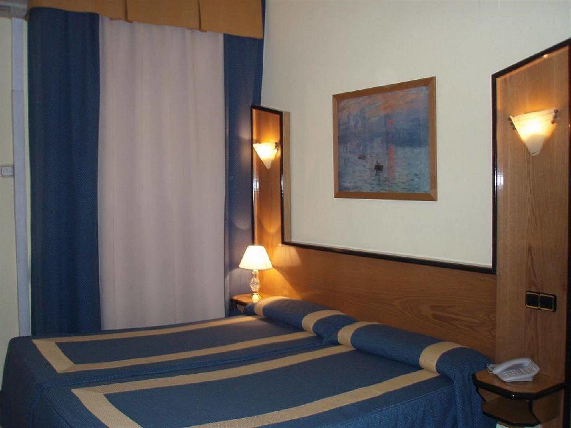 Hostal Buenos Aires Madrid Buitenkant foto